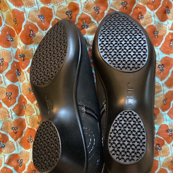 NWT gray JBU booties, size 7.5, vegan leather. Comfortable and stylish. - Picture 12 of 13